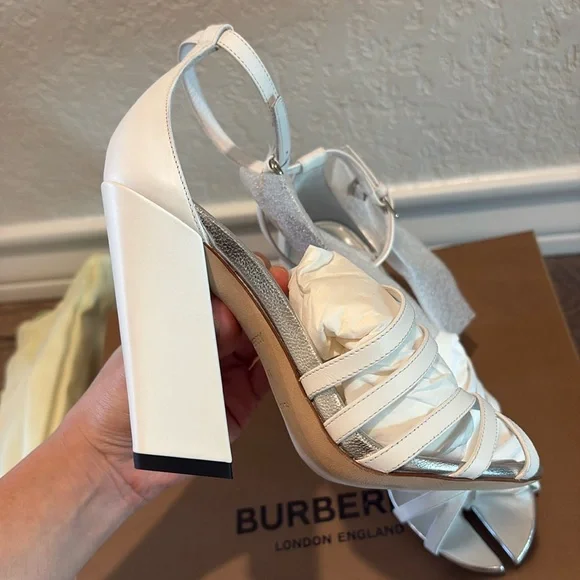 NWT SIZE 36 Burberry White Leather Split-Toe Hove Sandals - Picture 9 of 16